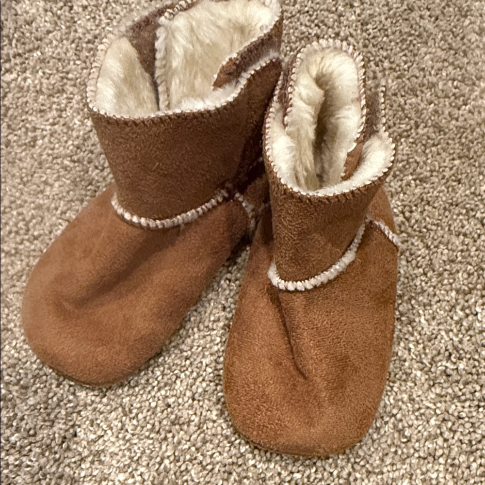 Size 5 infant wonder kids fur booties